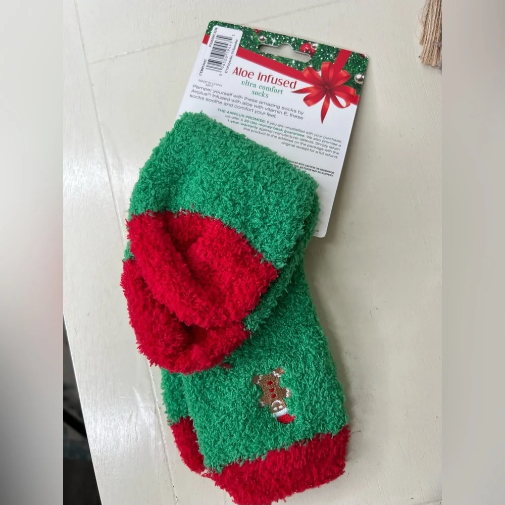Brand New-Airplus Aloe Infused Gingerbread Man Socks